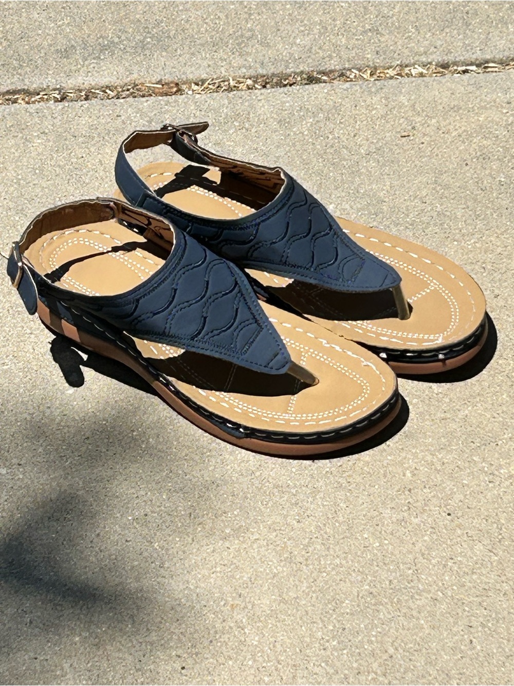 Women's Navy Thong Sandals with Tan Footbed and Back Strap new with out tag
